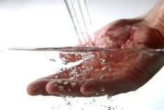 water en hand